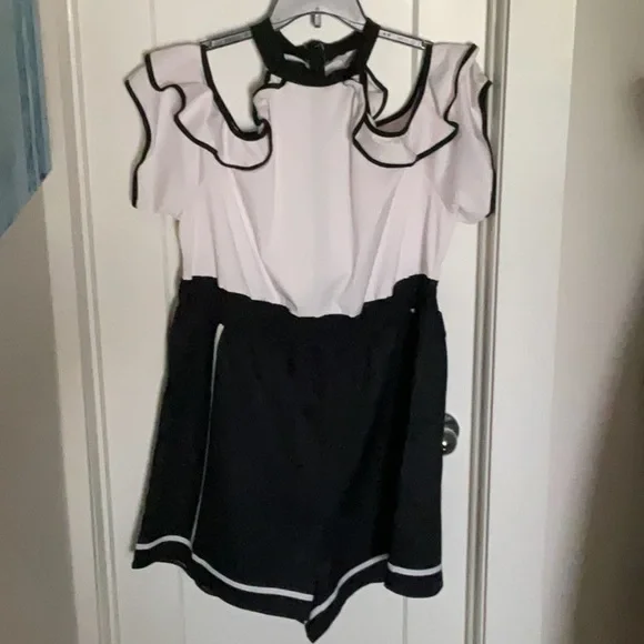 Chic Black and White Ruffled Dress - Picture 1 of 1